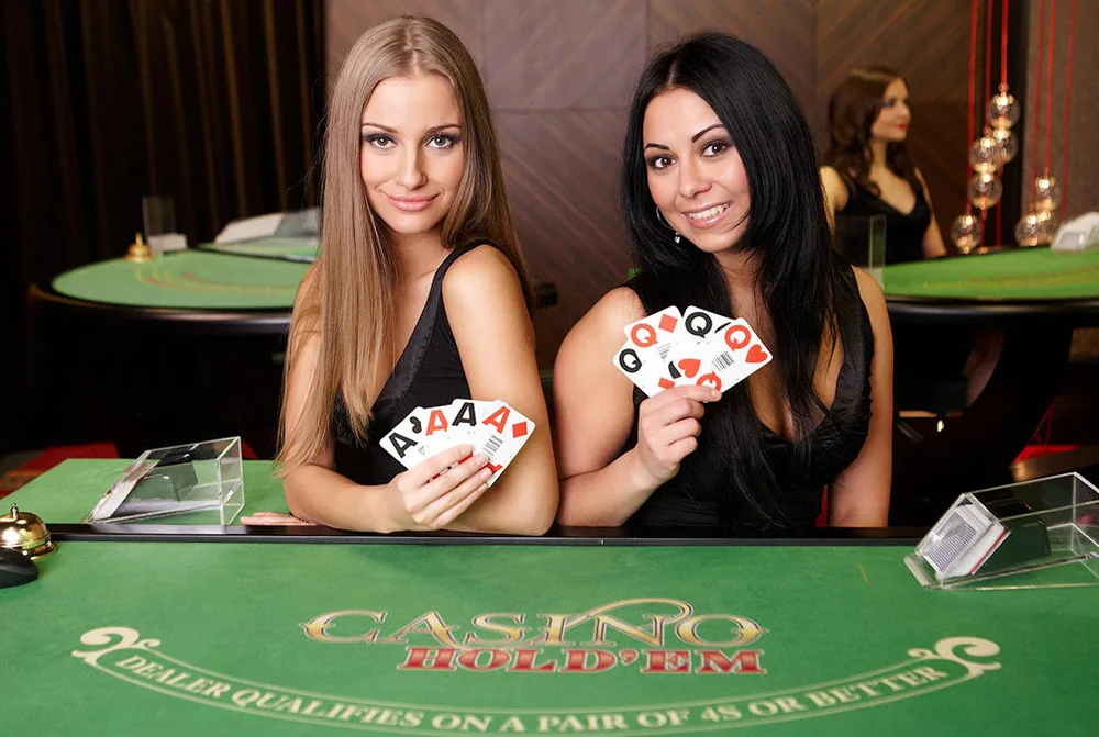 Dealer casino live di depan meja permainan dan kamera
